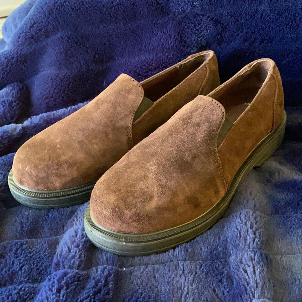 HUSH PUPPIES. PROFESSIONAL. BROWN SUADE SLIP ON SHOES. COMFORTABLE. DURABLE